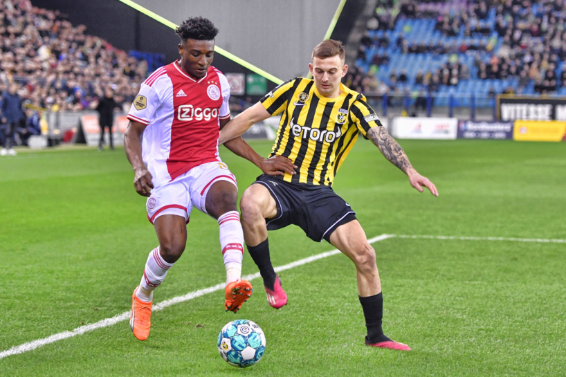 Kacper Kozlowski in duel met Ajacied Mohammed Kudas © Pro Shots Paul Meima